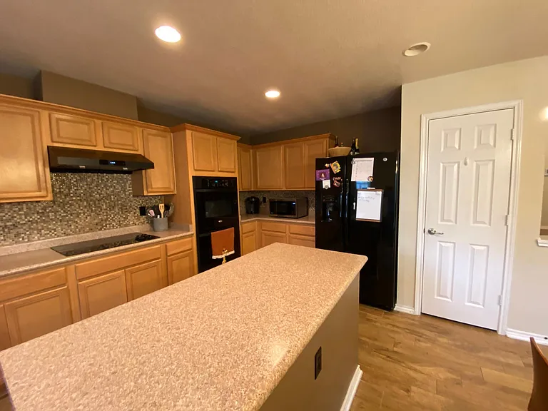7915 Colonia — Photo 2