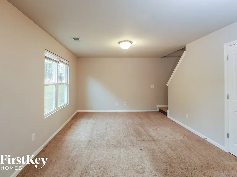 513 Ellingsworth Ln — Photo 2