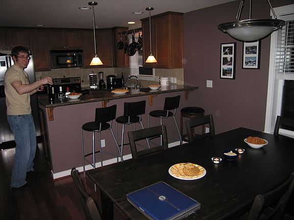 breakfast bar/dining area