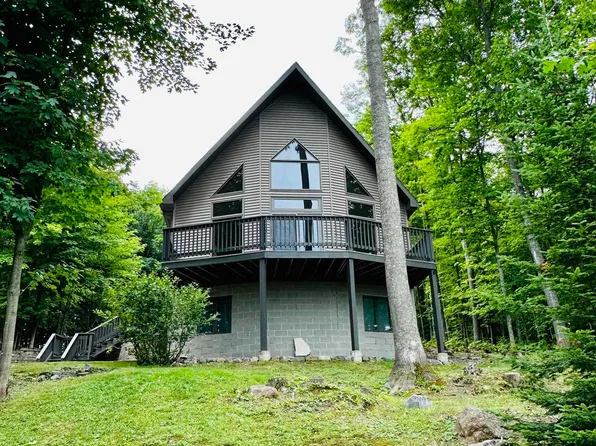 208 Shoreline Dr, Negaunee, MI 49866