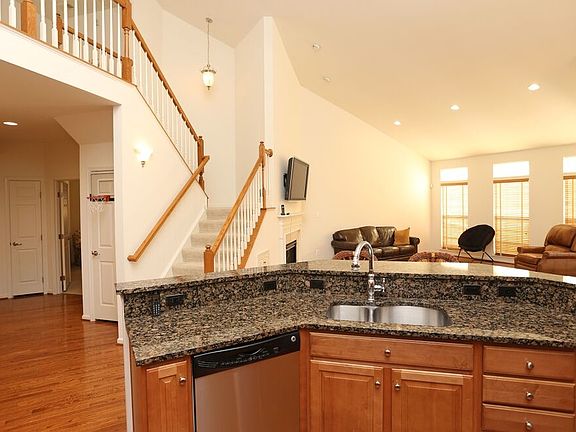 5th image of 10514 Edwardian Ln #95