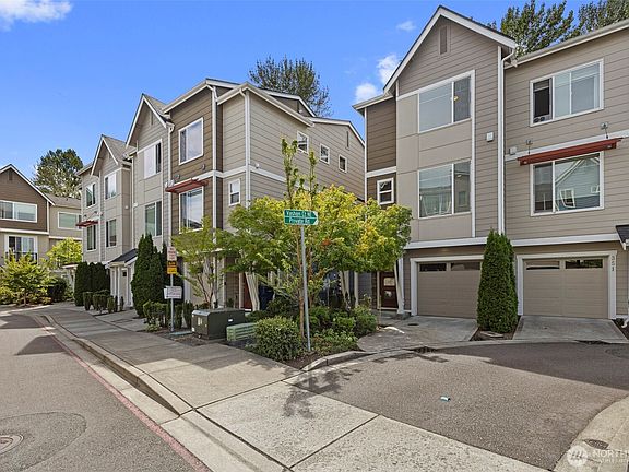 2nd image of 347 Vashon Court NE