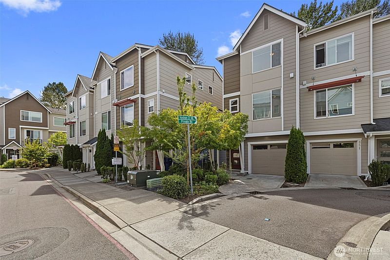 2nd image of 347 Vashon Court NE