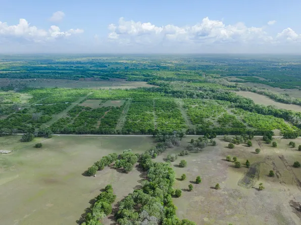 2 Young Ln, Lockhart, TX 78644