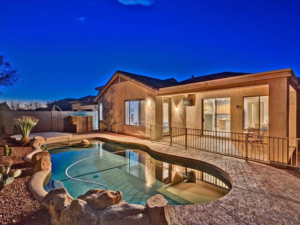 Beautiful Pool w/ Waterfall