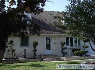 160 Fallwood Pkwy, Farmingdale, NY 11735