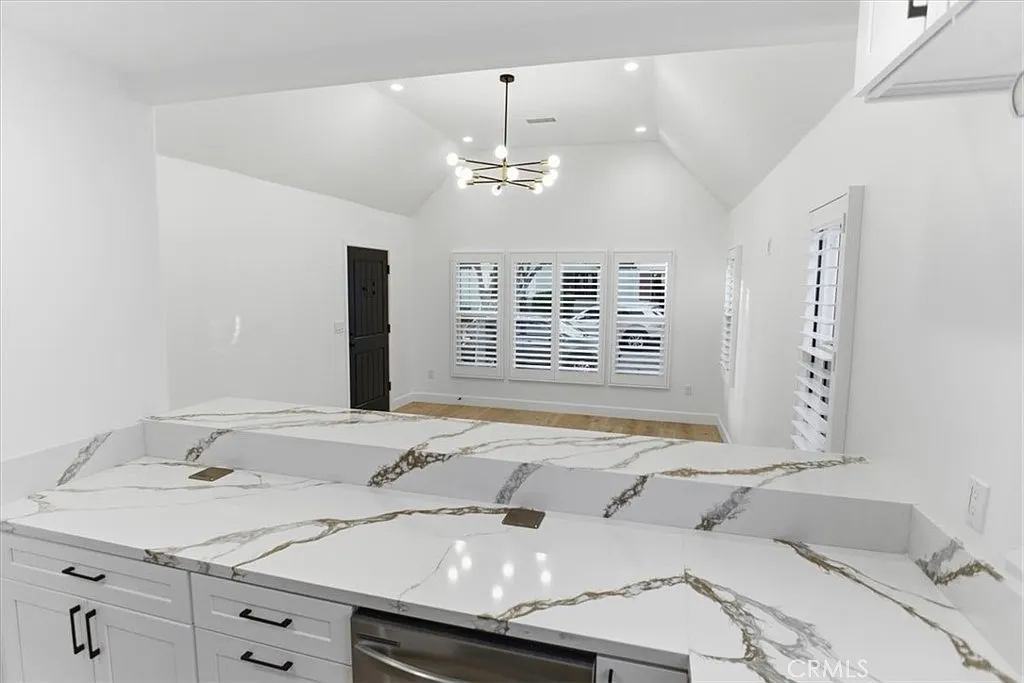 2 bed, 820 sqft, $3,450 — Photo 4