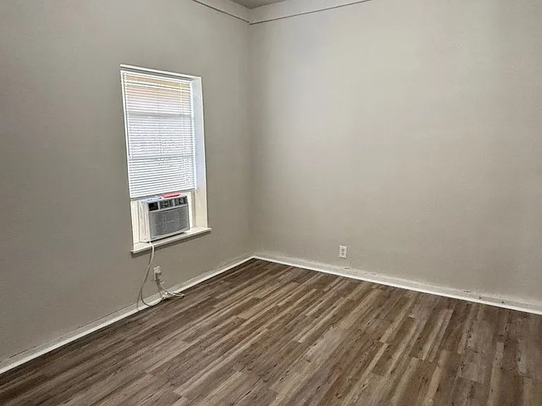 206 E Sabine St — Photo 3