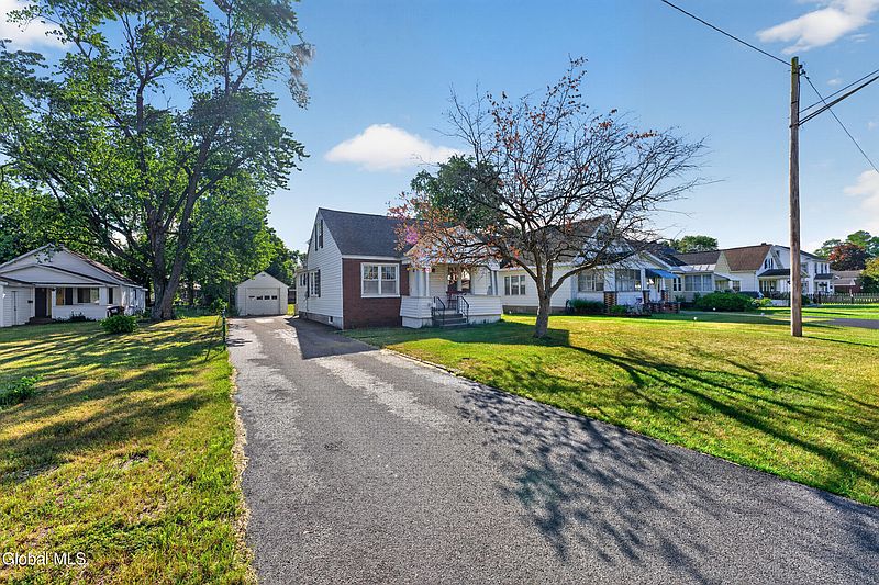 4th image of 77 Oakdale Avenue