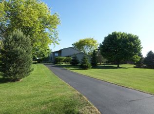 685 Lindgren Ln, Belvidere, IL 61008