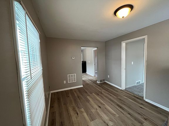 4th image of 11116 Essex Ave