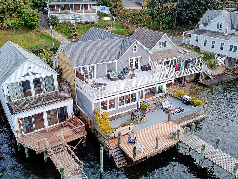 25 Riverside Dr