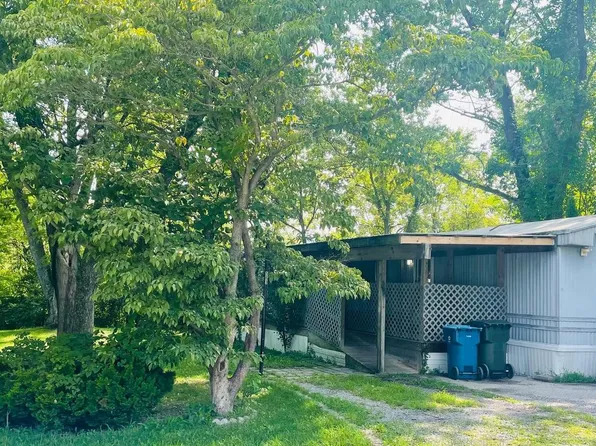 563 Pine Dr, York, PA 17406