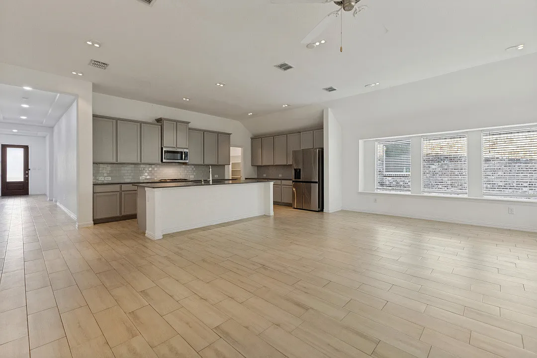 4 bed, 2371 sqft, $3,200 — Photo 4
