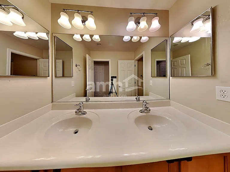 2542 W Cordia Ln — Photo 17