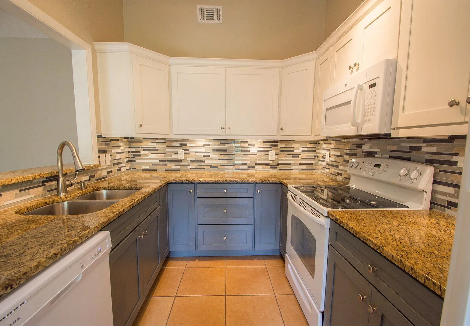 3 bed, 2.0 bath, 1266 sqft, $2,200 — Photo 4