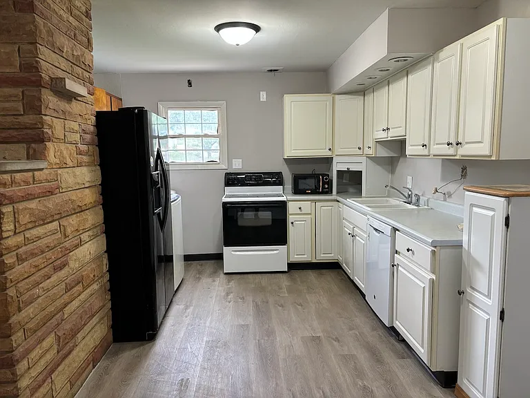 480 Hayden Ave — Photo 5