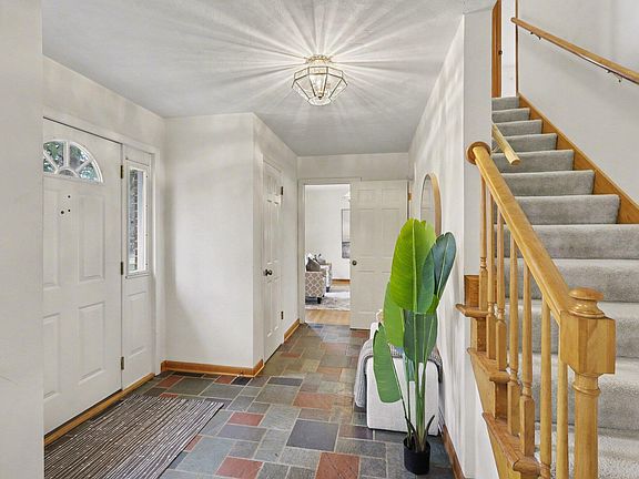 3rd image of 2889 Parkridge Dr