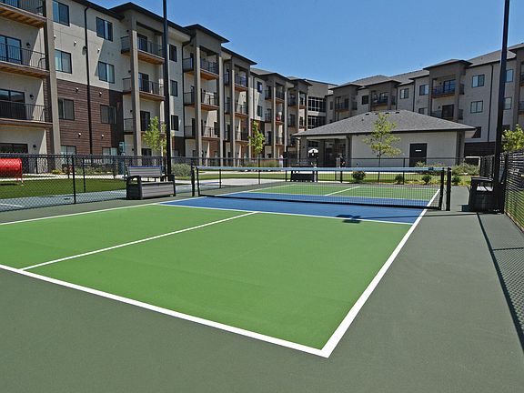 4th image of 565 W Bryant St #222