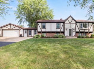 2410 Valley Dr, Lindenhurst, IL 60046