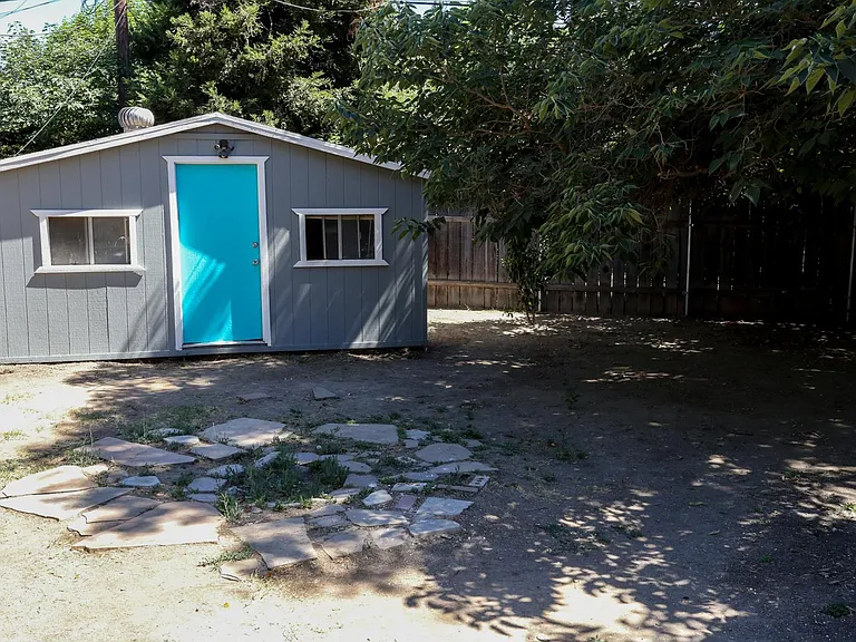 19422 Archwood St — Photo 43