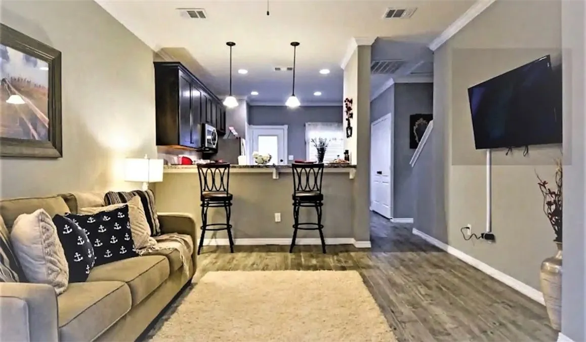 4 bed, 1495 sqft, $2,100 — Photo 4