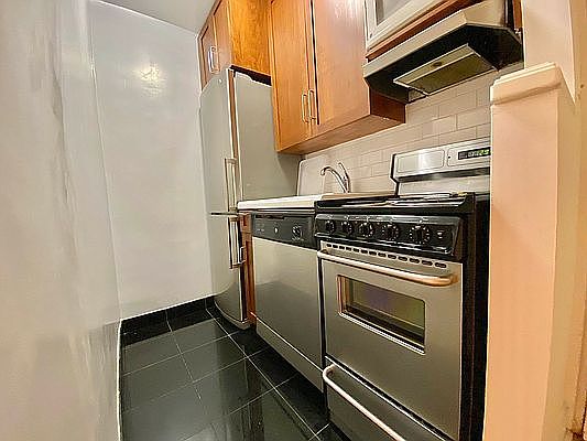 2nd image of 148 W 68th St APT 1G