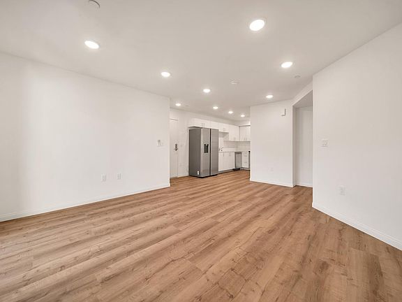 4th image of 11514 Cumpston St #403