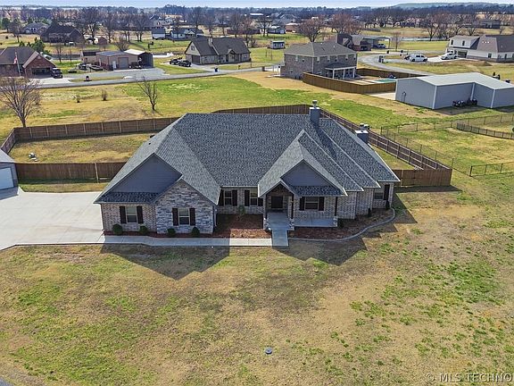4th image of 795 Blue Bird Ln