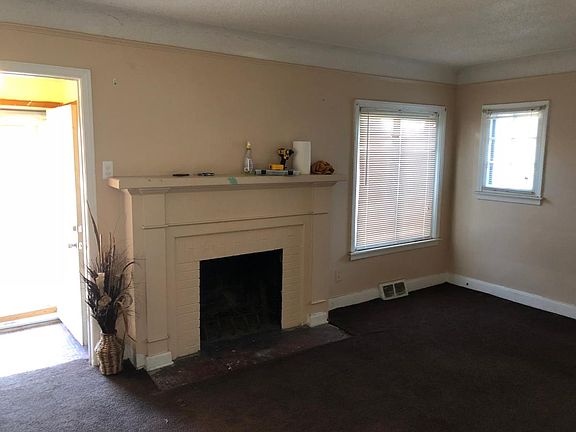 Family room w/t fireplace