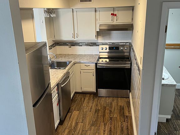 4th image of 1832 Main St Ste 7