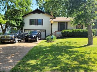 2 Julie Ln, Saint Peters, MO 63376