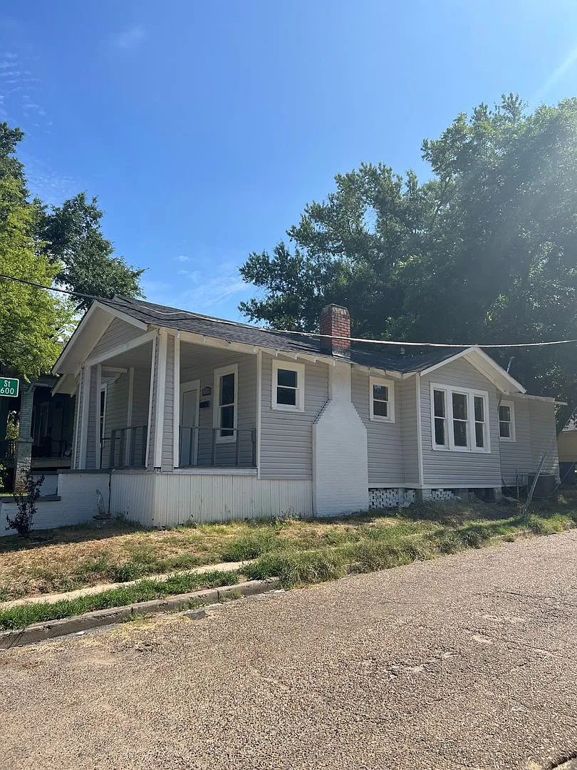 Large 3 Bedroom 1 Bathroom Home — Photo 2