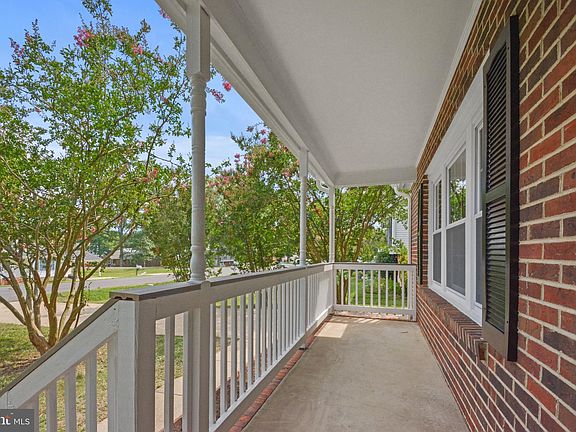 3rd image of 922 Stonewall Ln