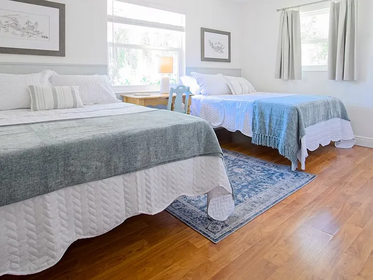 704 Summit Ct — Photo 3