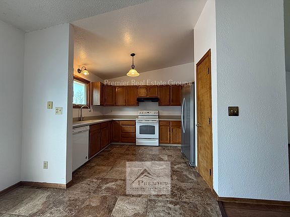 5th image of 854 Daffodil St
