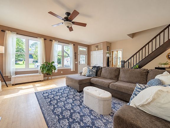 3rd image of 702 1st Ave NW