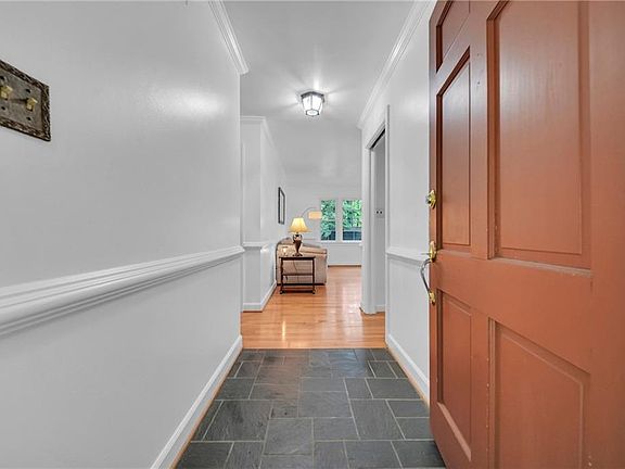 4th image of 105 Cove Cres