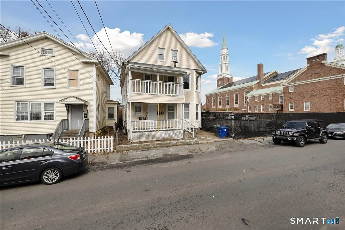 3 bed, 1.0 bath, 1141 sqft, $2,500 — Photo 1