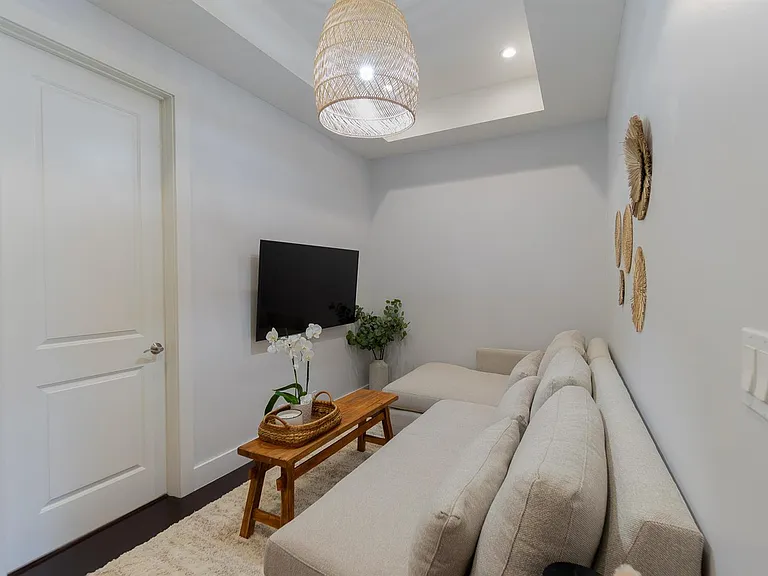 918 Saint George Blvd — Photo 22