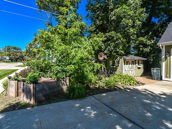 5th image of 220 Lakeview Dr