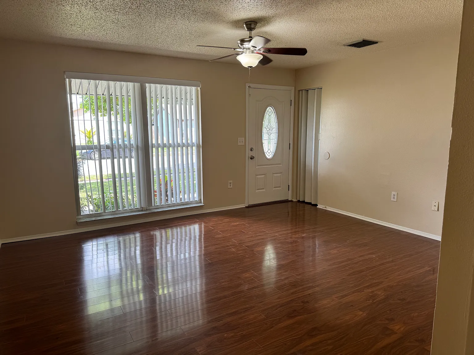 3 bed, 1022 sqft, $1,800 — Photo 2