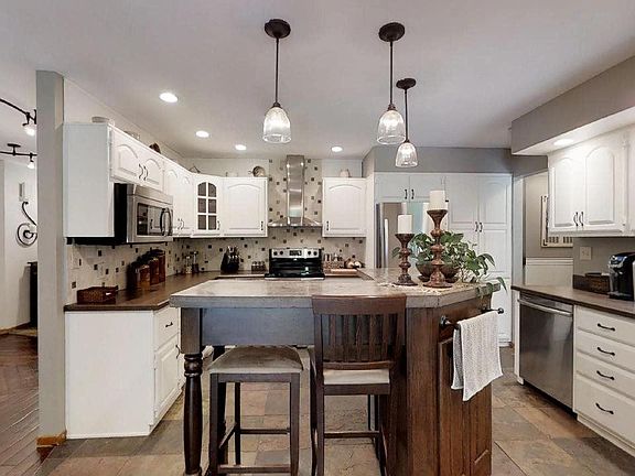 4th image of 23 White Oak Dr