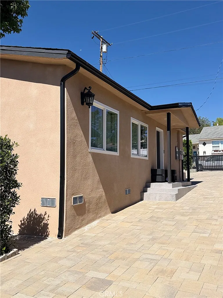 2 bed, 726 sqft, $3,295 — Photo 3