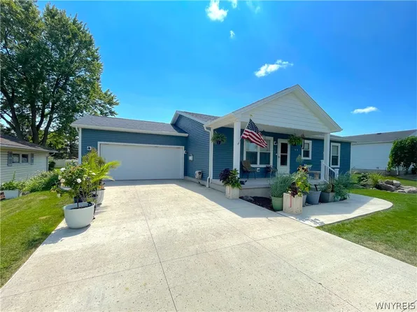 8295 E Britton Dr, Niagara Falls, NY 14304