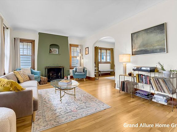 5th image of 446 Knapp St NE