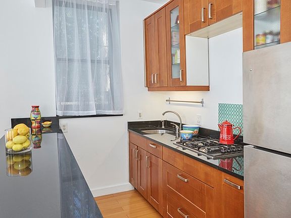 3rd image of 742 E 6th St APT 4