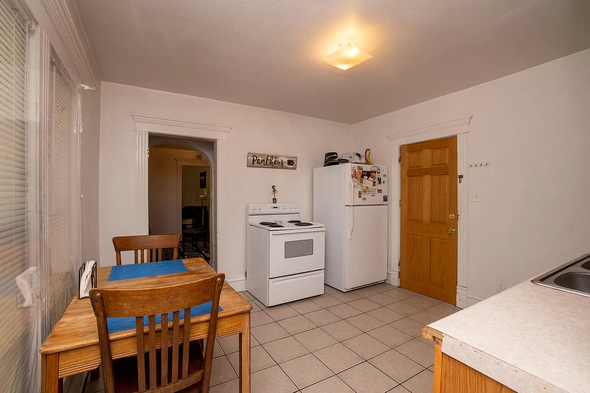 Building Photo - 803 W 20th St #2