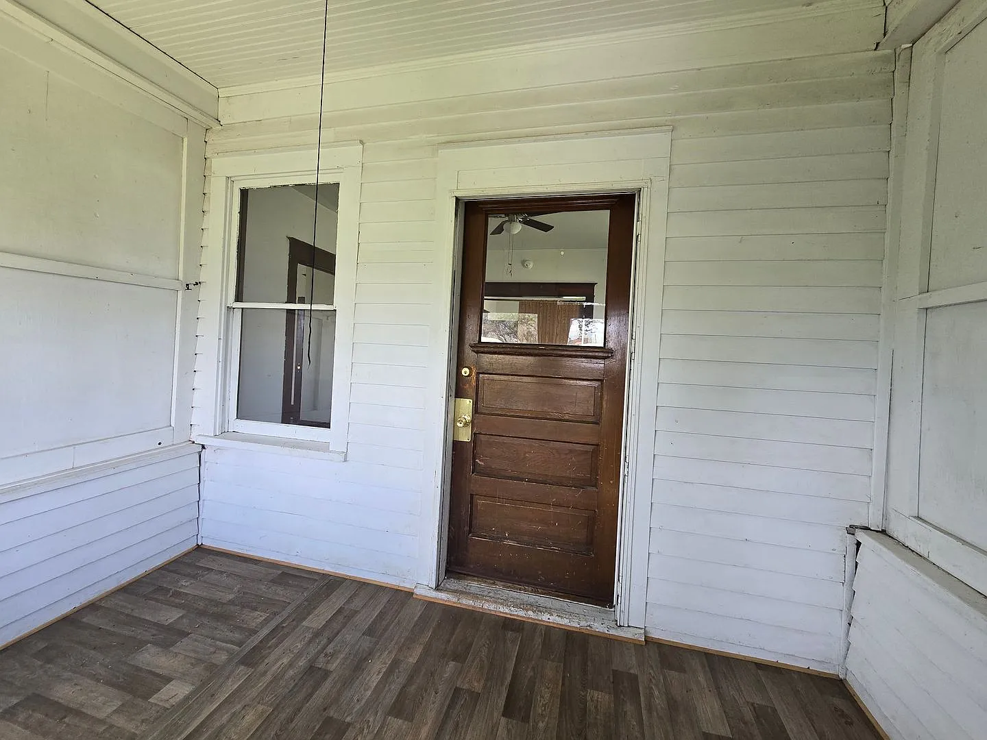 Corner lot with fenced yard! — Photo 2
