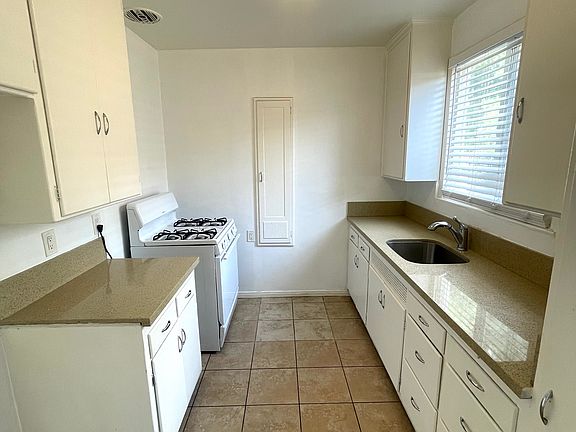 3rd image of 1104 E San Antonio Dr APT A